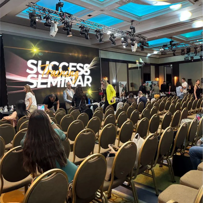 Sala sa učesnicima na Success Seminar događaju